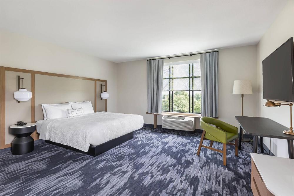 Deluxe Studio with King Bed - Communication Assistance interior